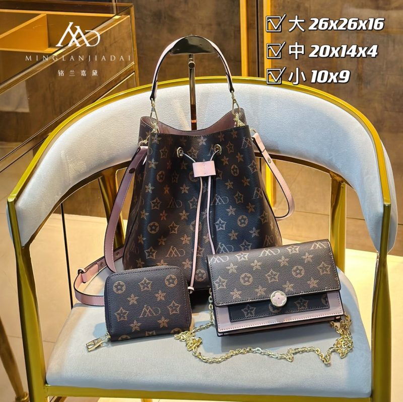 Brand new high-quality combination bag Louis Vuitton. Sizes are marked on the pictures. Low price