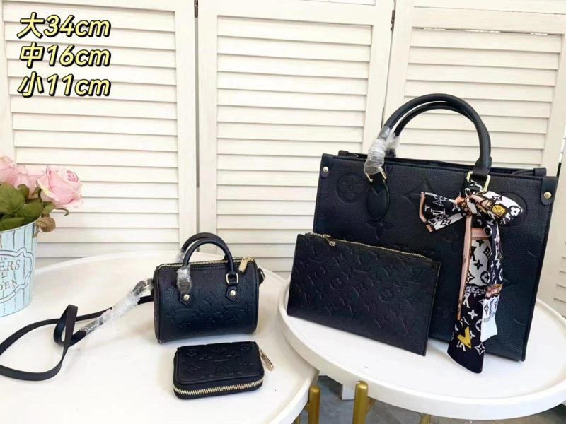 Brand new high-quality combination bag Louis Vuitton. Sizes are marked on the pictures. Low price