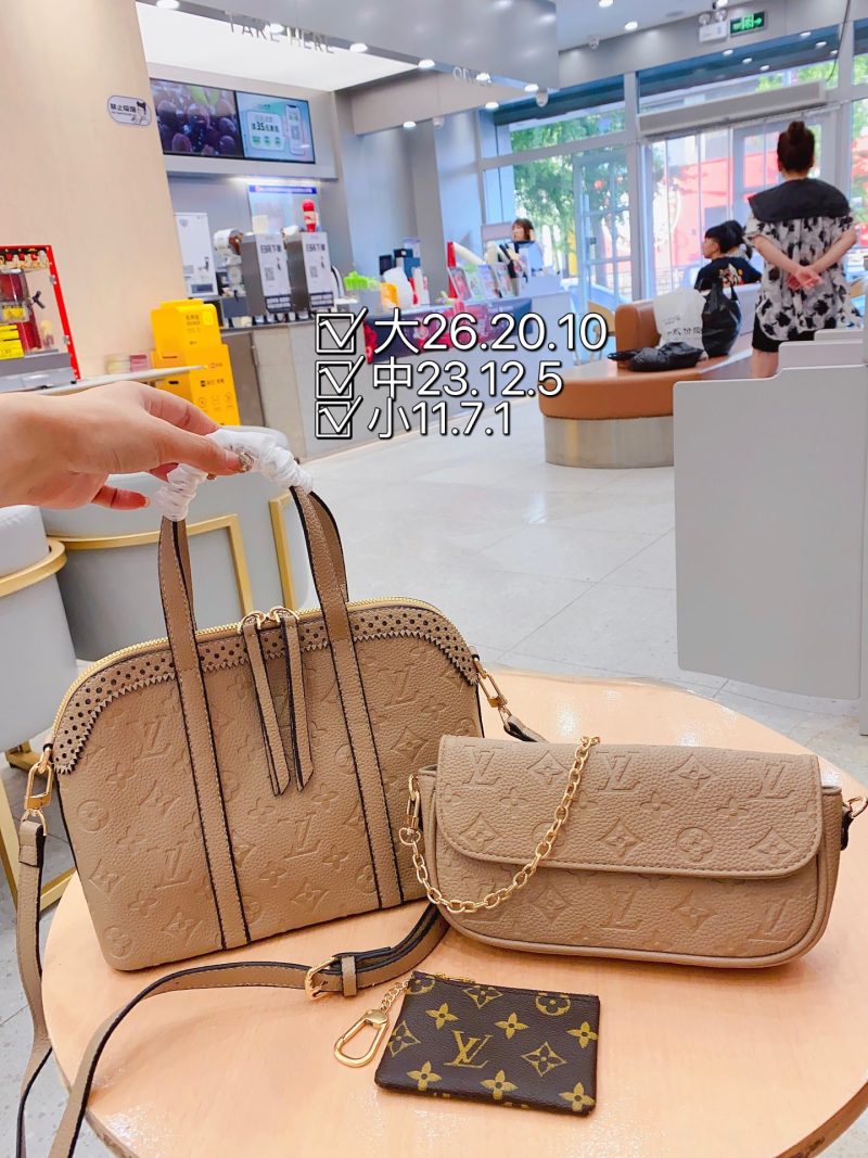 Brand new high-quality combination bag Louis Vuitton. Sizes are marked on the pictures. Low price