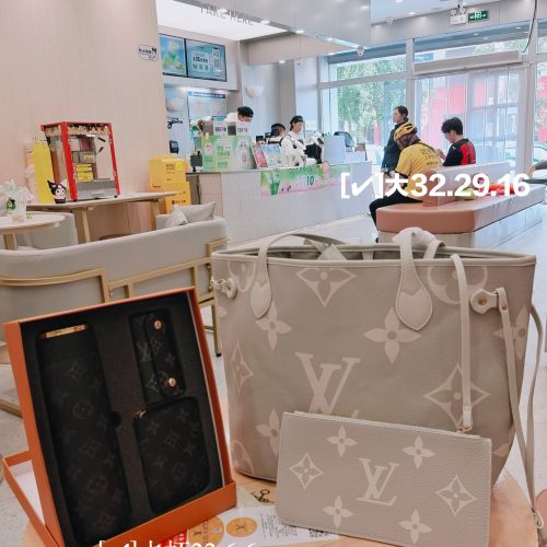 Brand new high-quality three-piece Louis Vuitton shopping bag