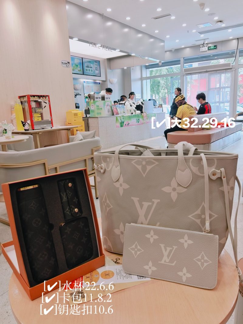 Brand new high-quality three-piece Louis Vuitton shopping bag